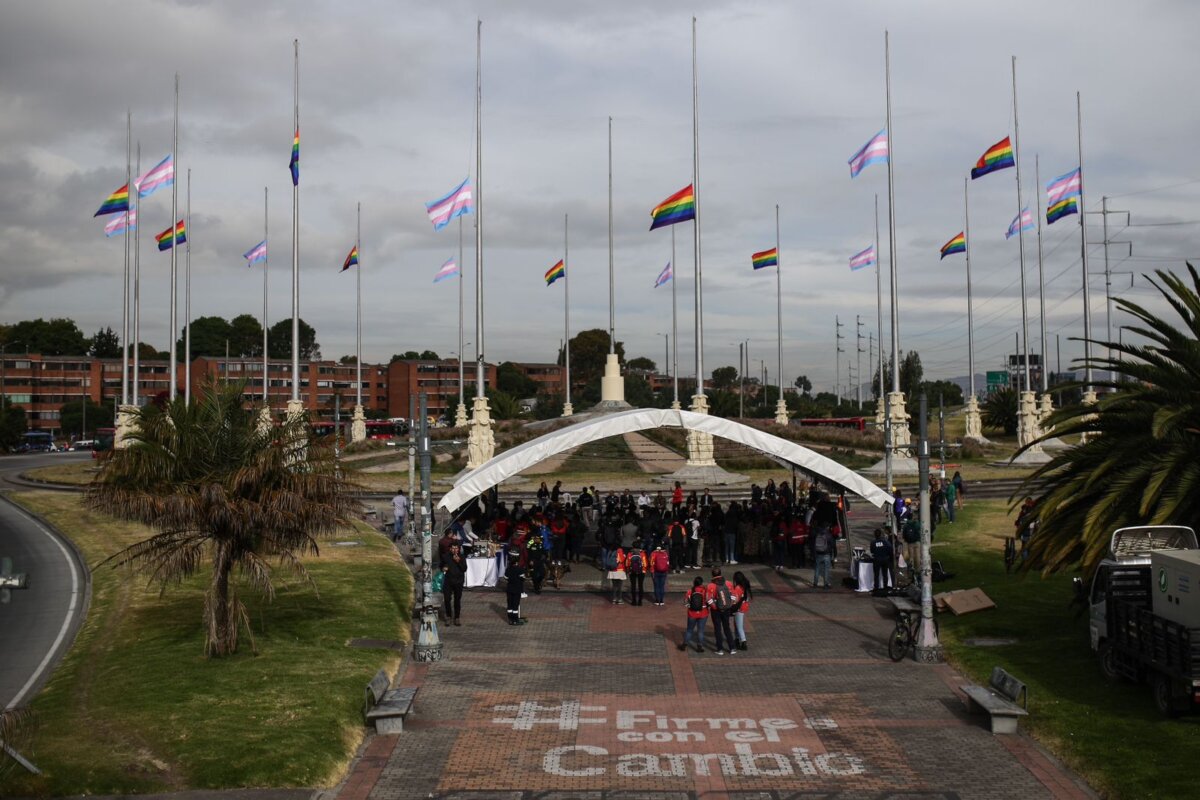 Polémica por el cambio de colores en el escudo de Colombia 1 Polémica por el cambio de colores en el escudo de Colombia En este 28 de junio, día en el que se conmemora a nivel internacional el Orgullo de la comunidad LGBTIQ+, la Presidencia de la República quiso sumarse a la iniciativa para darle visibilidad a la comunidad diversa del país, por ese motivo se cambió la foto de perfil de las redes sociales de las instituciones presidenciales donde aparece el escudo de Colombia.