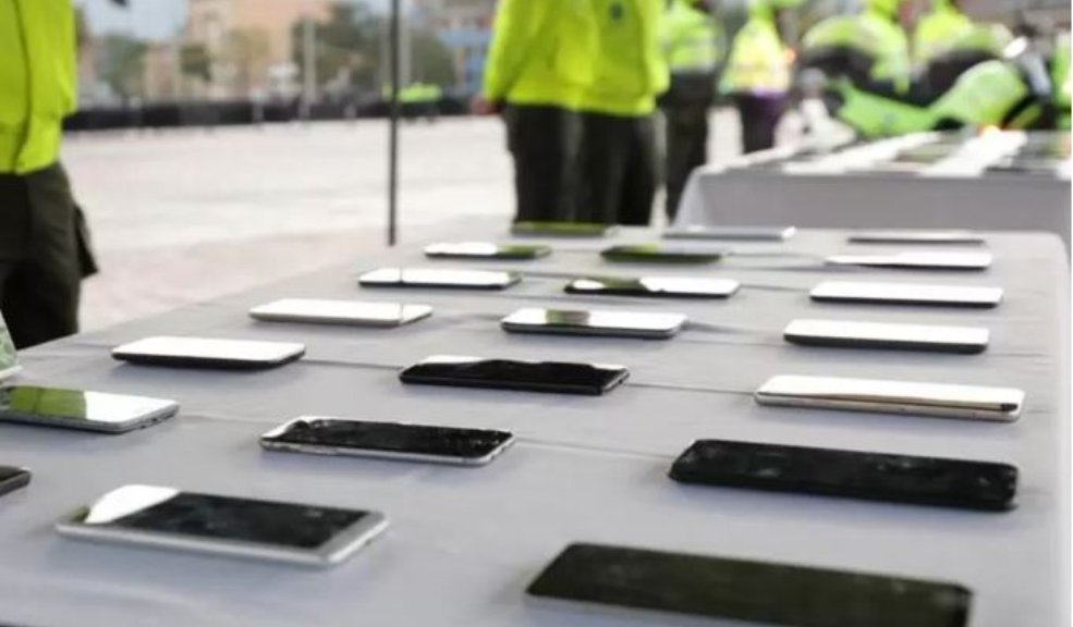 Policía pilló a sujeto con 40 celulares robados Durante un operativo desarrollado por la Secretaría de Seguridad y la Policía Metropolitana de Bogotá en el barrio San Victorino de la localidad de Santa Fe, a la altura de la Avenida Caracas con Calle 13, se logró la captura de un sujeto por el delito de receptación y además se logró la recuperación de 40 celulares que fueron reportados como robados.
