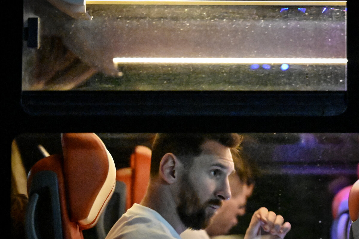 Por esta razón detuvieron a Lionel Messi en China 1 Por esta razón detuvieron a Lionel Messi en China El argentino Lionel Messi pasó dificultades en el aeropuerto tras arribar a suelo asiático en su avión privado, para jugar un partido amistoso con la selección