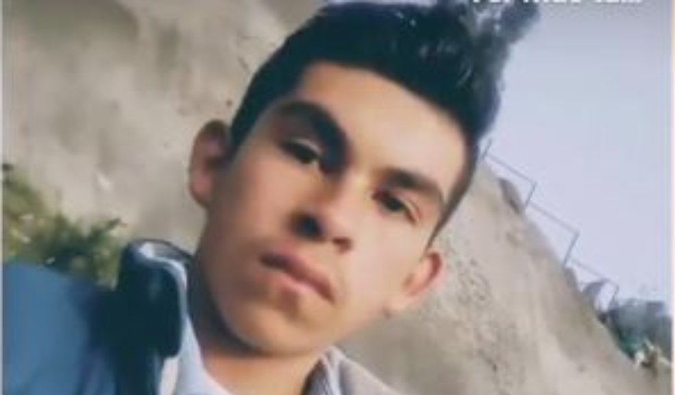 Sigue búsqueda de joven bogotano que fue arrastrado por un río en paseo familiar Los familiares de Daniel Benavides, un joven bogotano de 18 años, le piden a las autoridades no detener la búsqueda del muchacho, quien fue arrastrado por la corriente de un río mientras disfrutaba de un paseo familiar.