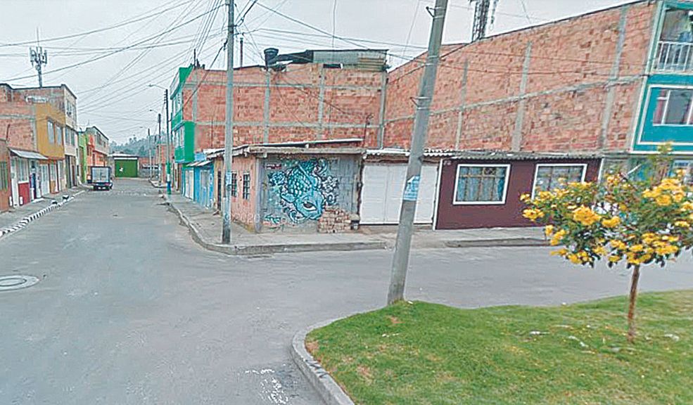 Papá encontró muerto a su hijo en Soacha 7 Papá encontró muerto a su hijo en Soacha un joven fue hallado muerto al interior de una de las viviendas del barrio Ciudad Latina en Soacha, al parecer se habría quitado la vida.