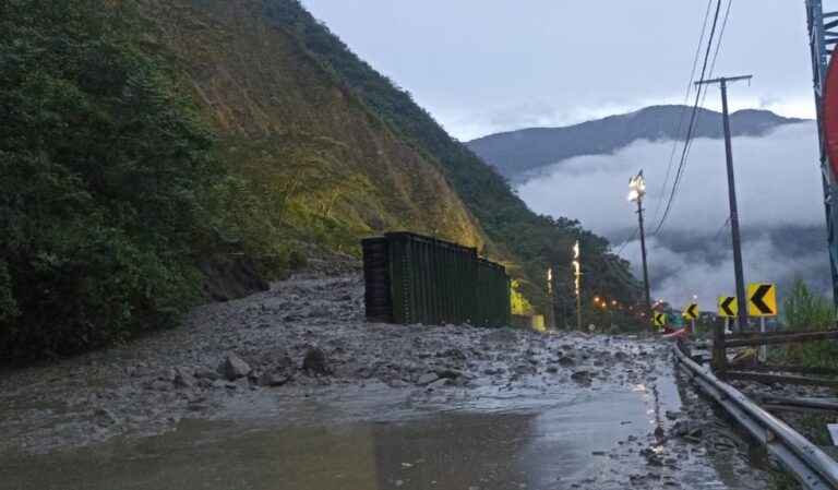 Trancón en la vía Bogotá-Villavicencio por deslizamiento de tierra