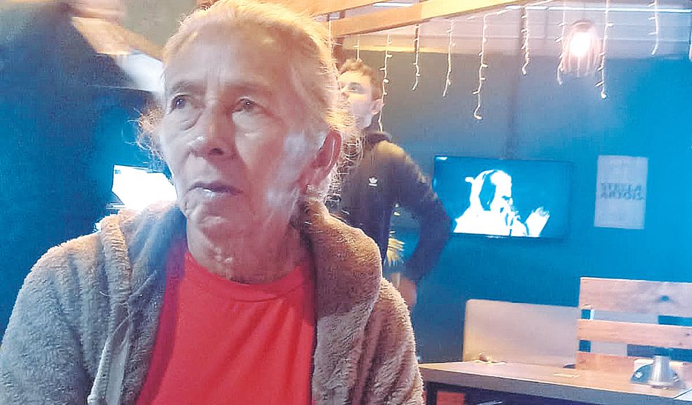 Hallan muerta a Leonor al interior de su vivienda en Soacha Hay consternación entre los habitantes del barrio El Sol, en el vecino municipio de Soacha, tras el hallazgo de una de sus vecinas muertas al interior de su vivienda. Pese a que la mujer no tenía heridas, las autoridades confirmaron que tenía una bolsa en la cabeza.