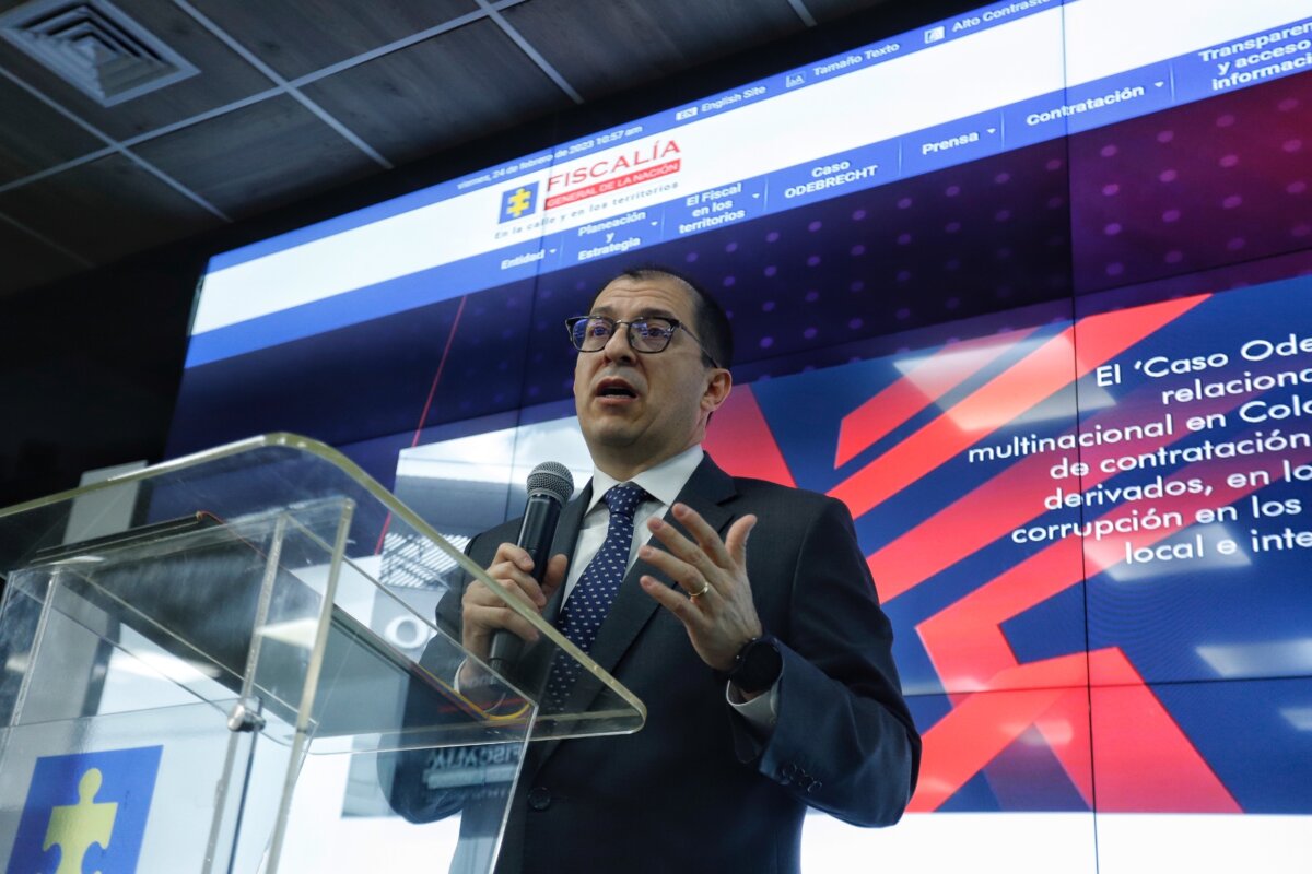 Presidente Petro arremetió contra el fiscal Barbosa: lo mandó a "investigar bien" 1 Presidente Petro arremetió contra el fiscal Barbosa: lo mandó a "investigar bien" Durante una ceremonia de ascensos en la Escuela Militar de Cadetes General José María Córdova, el presidente Gustavo Petro hizo una intervención en la que habló sobre el caso de las chuzadas a Marelbys Meza, quien era la niñera de Laura Sarabia.