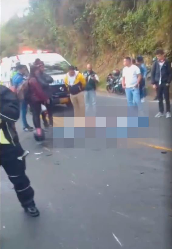 Presunta imprudencia cobró 2 vidas en la vía Facatativá-Albán Dos jóvenes que se movilizaban en una motocicleta perdieron la vida en la tarde de este sábado, luego de que chocaron con una tractomula en la vía Facatativá-Albán.