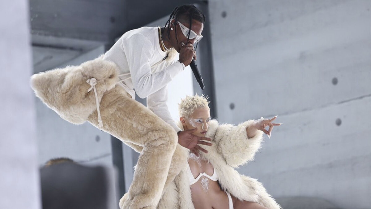 Rapero Travis Scott quedó libre de cargos tras la muerte de 10 personas en concierto El rapero&nbsp;Travis&nbsp;Scott&nbsp;quedó libre de responsabilidad penal por las diez muertes ocurridas durante una aglomeración de gente cuando se presentaba en un festival en 2021, informaron este jueves autoridades en Houston, Texas.