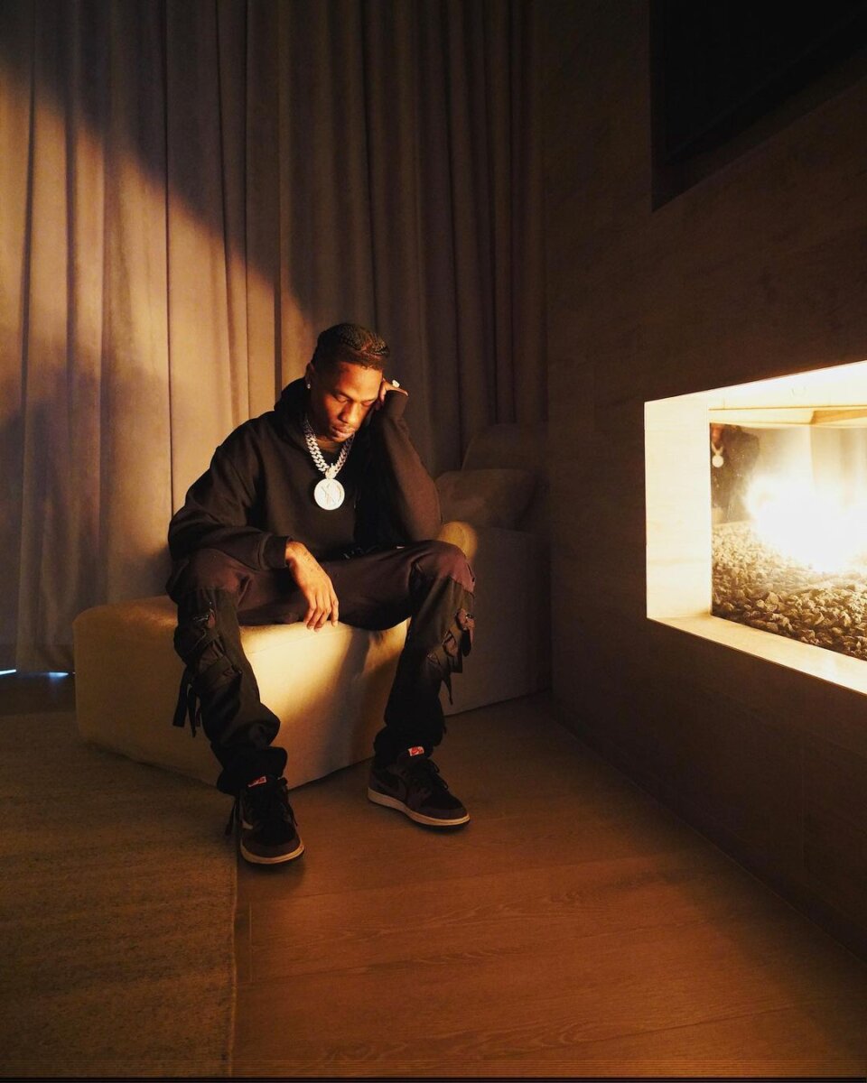 Rapero Travis Scott quedó libre de cargos tras la muerte de 10 personas en concierto El rapero&nbsp;Travis&nbsp;Scott&nbsp;quedó libre de responsabilidad penal por las diez muertes ocurridas durante una aglomeración de gente cuando se presentaba en un festival en 2021, informaron este jueves autoridades en Houston, Texas.
