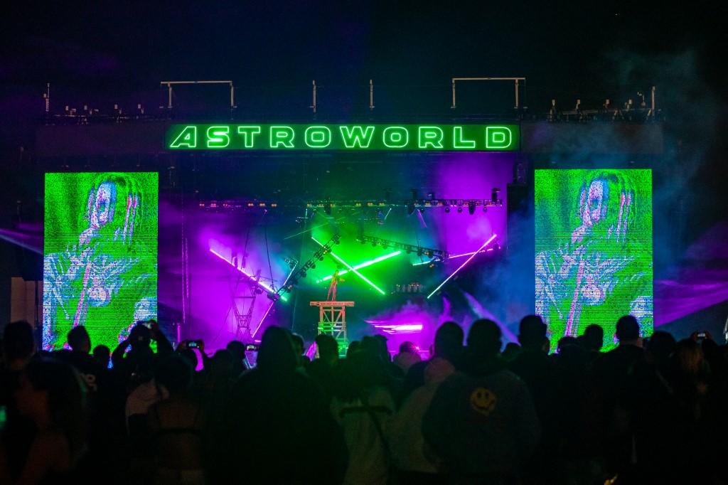 Rapero Travis Scott quedó libre de cargos tras la muerte de 10 personas en concierto El rapero&nbsp;Travis&nbsp;Scott&nbsp;quedó libre de responsabilidad penal por las diez muertes ocurridas durante una aglomeración de gente cuando se presentaba en un festival en 2021, informaron este jueves autoridades en Houston, Texas.
