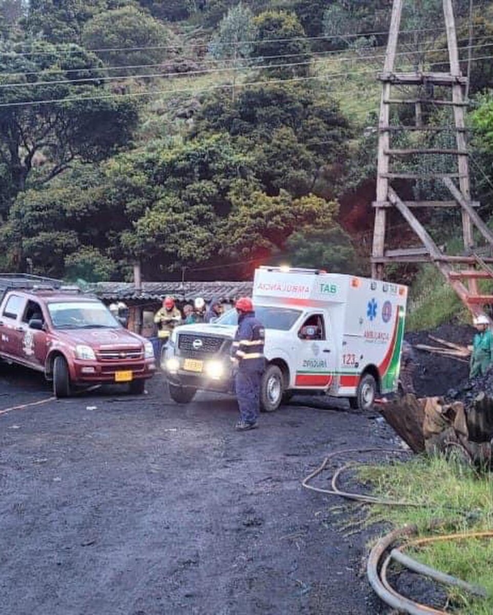 Rescatan con vida a los dos hombres atrapados en mina de Zipaquirá 1 Rescatan con vida a los dos hombres atrapados en mina de Zipaquirá Dos mineros que habían quedado atrapados en una mina de carbón en el municipio de Zipaquirá, fueron rescatados con vida.