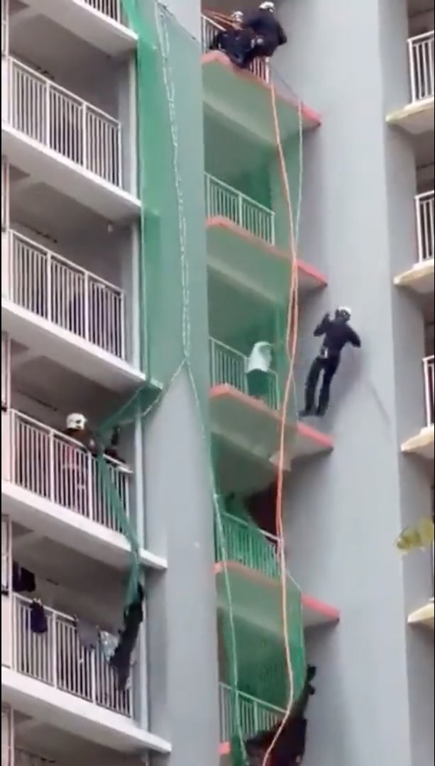 ¡Qué imprudencia! Mujer arriesgó su vida para tomarse una foto en el balcón de un edificio 2 ¡Qué imprudencia! Mujer arriesgó su vida para tomarse una foto en el balcón de un edificio En las últimas horas, se ha hecho viral un video en las redes sociales en el que se puede ver como una mujer arriesga su vida para tomarse una fotografía desde el borde de uno de los balcones en el décimo piso de un edificio en Cartagena.