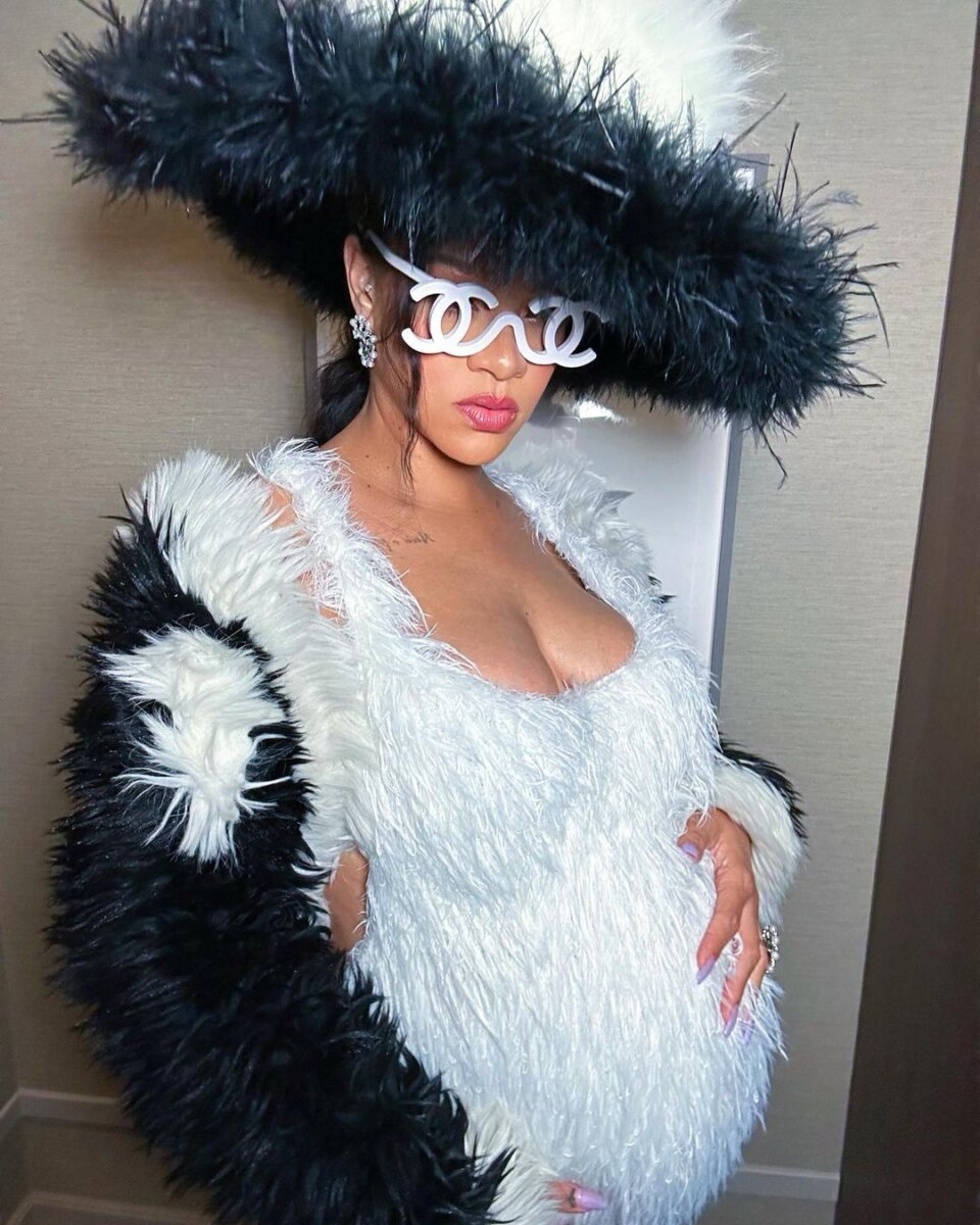 Rihanna se coronó como la mujer más rica del mundo Según la revista Forbes, la cantante Rihanna se convirtió en la artista femenina con más dinero en el mundo. La riqueza de la cantante y empresaria de Barbados alcanzó la suma de 1.700 millones de dólares (aproximadamente 728 mil millones de pesos colombianos). Su éxito financiero se debe a su marca de cosméticos Fenty Beauty con la que ha logrado recaudar más dinero que con su carrera musical.