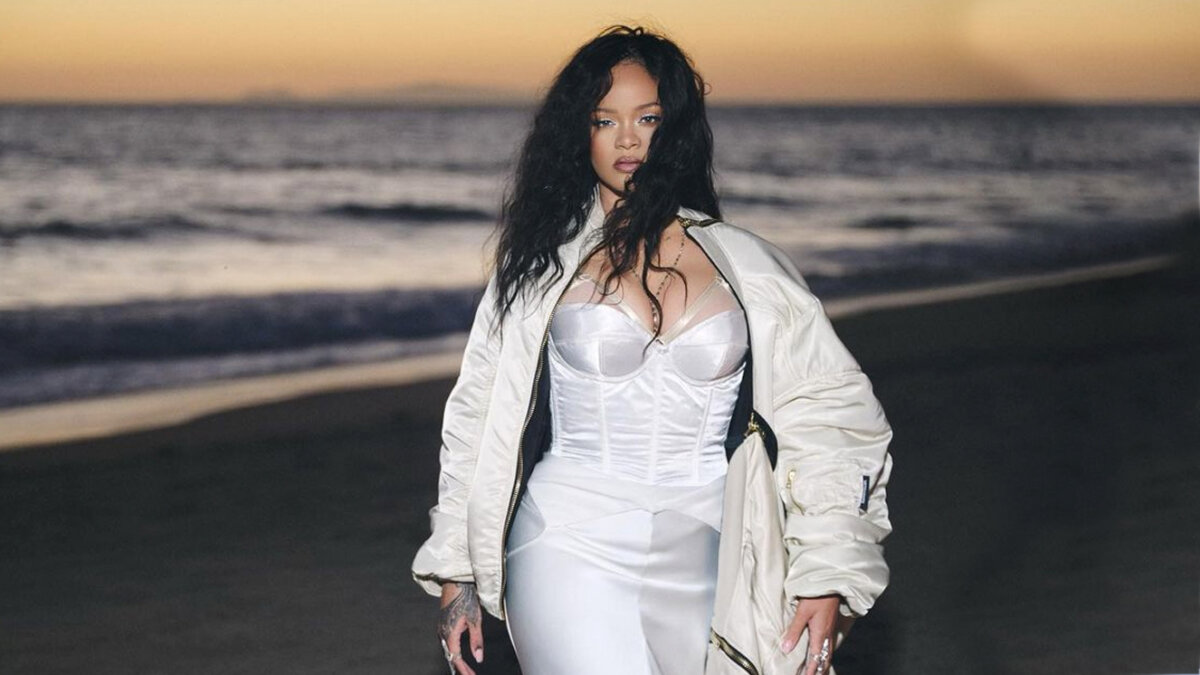 Rihanna se coronó como la mujer más rica del mundo 3 Rihanna se coronó como la mujer más rica del mundo Según la revista Forbes, la cantante Rihanna se convirtió en la artista femenina con más dinero en el mundo. La riqueza de la cantante y empresaria de Barbados alcanzó la suma de 1.700 millones de dólares (aproximadamente 728 mil millones de pesos colombianos). Su éxito financiero se debe a su marca de cosméticos Fenty Beauty con la que ha logrado recaudar más dinero que con su carrera musical.
