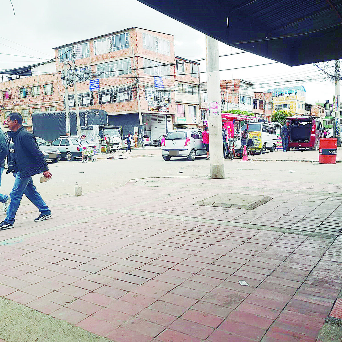 En Soacha: riña con arma blanca terminó en crimen Un joven cuya edad ronda entre los 25 y 30 años, fue la víctima del crimen a puñal luego de que se iniciara una riña en el barrio Camilo Torres, segundo sector, de Soacha.