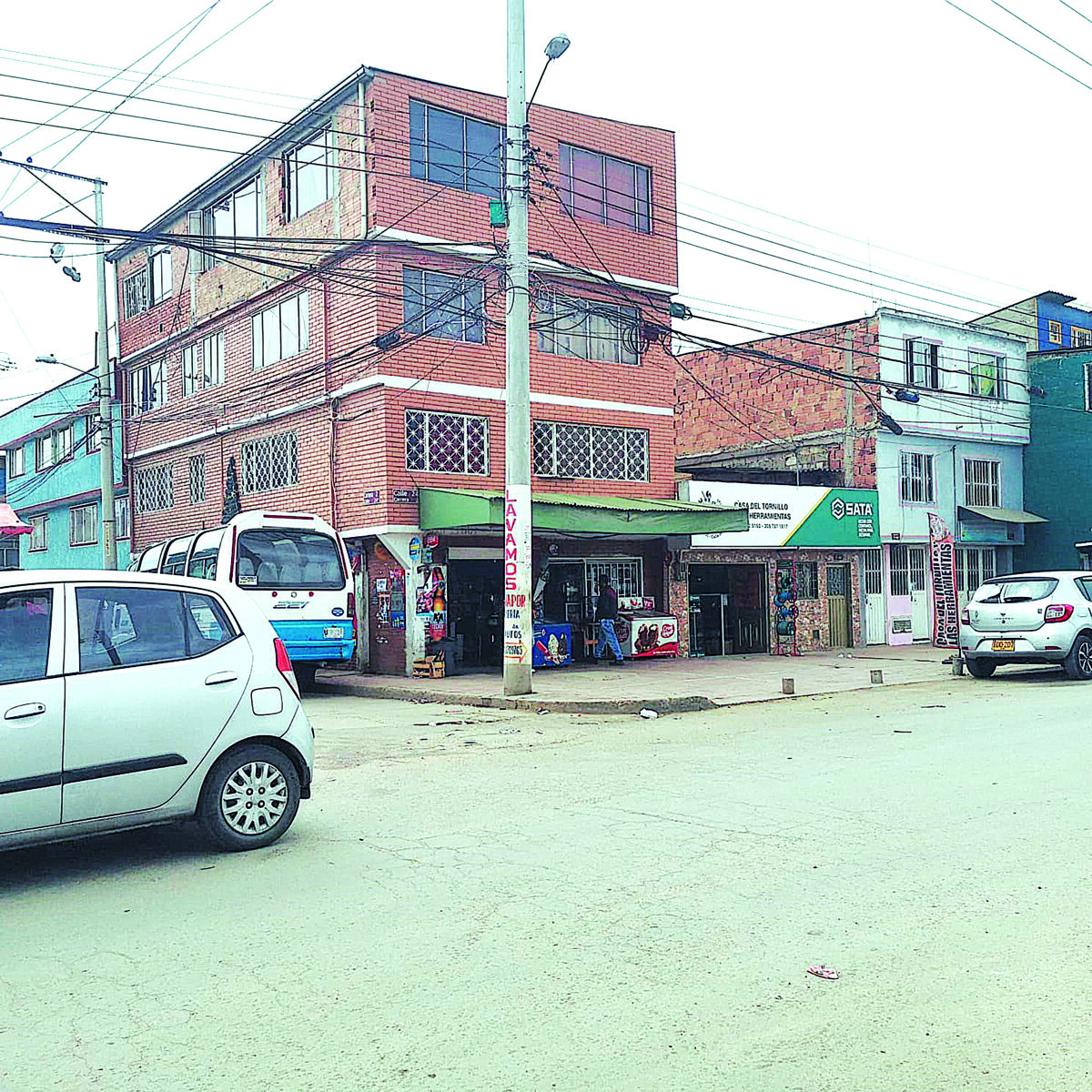 En Soacha: riña con arma blanca terminó en crimen Un joven cuya edad ronda entre los 25 y 30 años, fue la víctima del crimen a puñal luego de que se iniciara una riña en el barrio Camilo Torres, segundo sector, de Soacha.