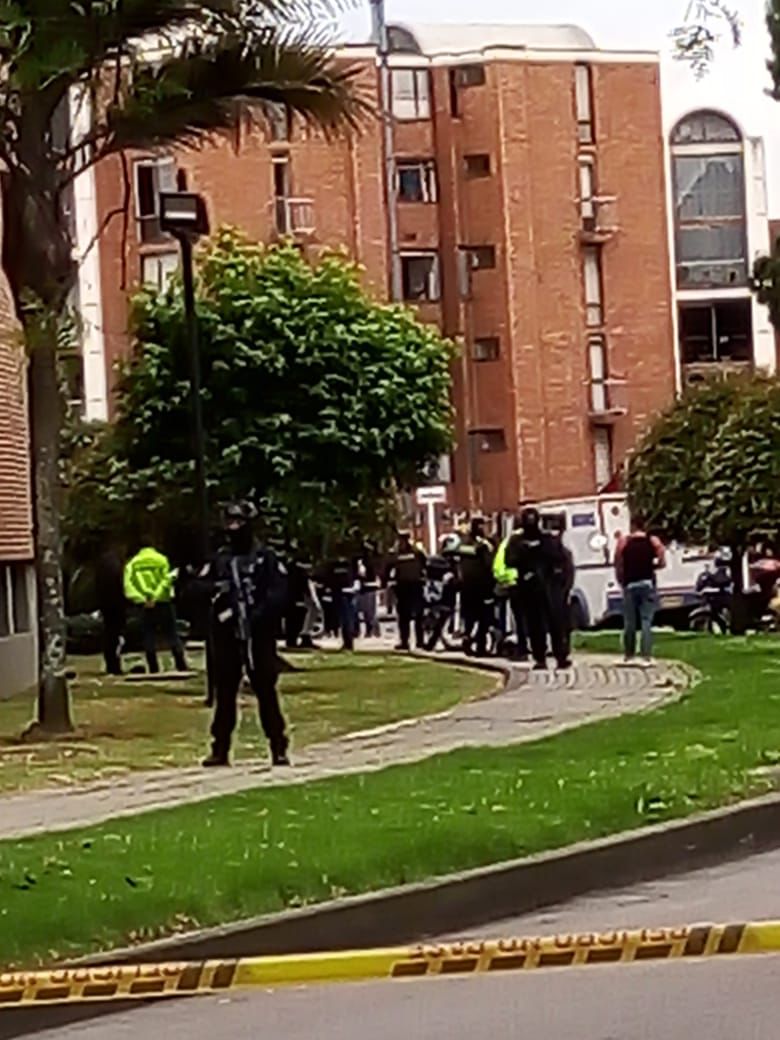 Robo de película a carro de valores en Engativá Autoridades frustraron intento de robo a carro de valores en Engativá.