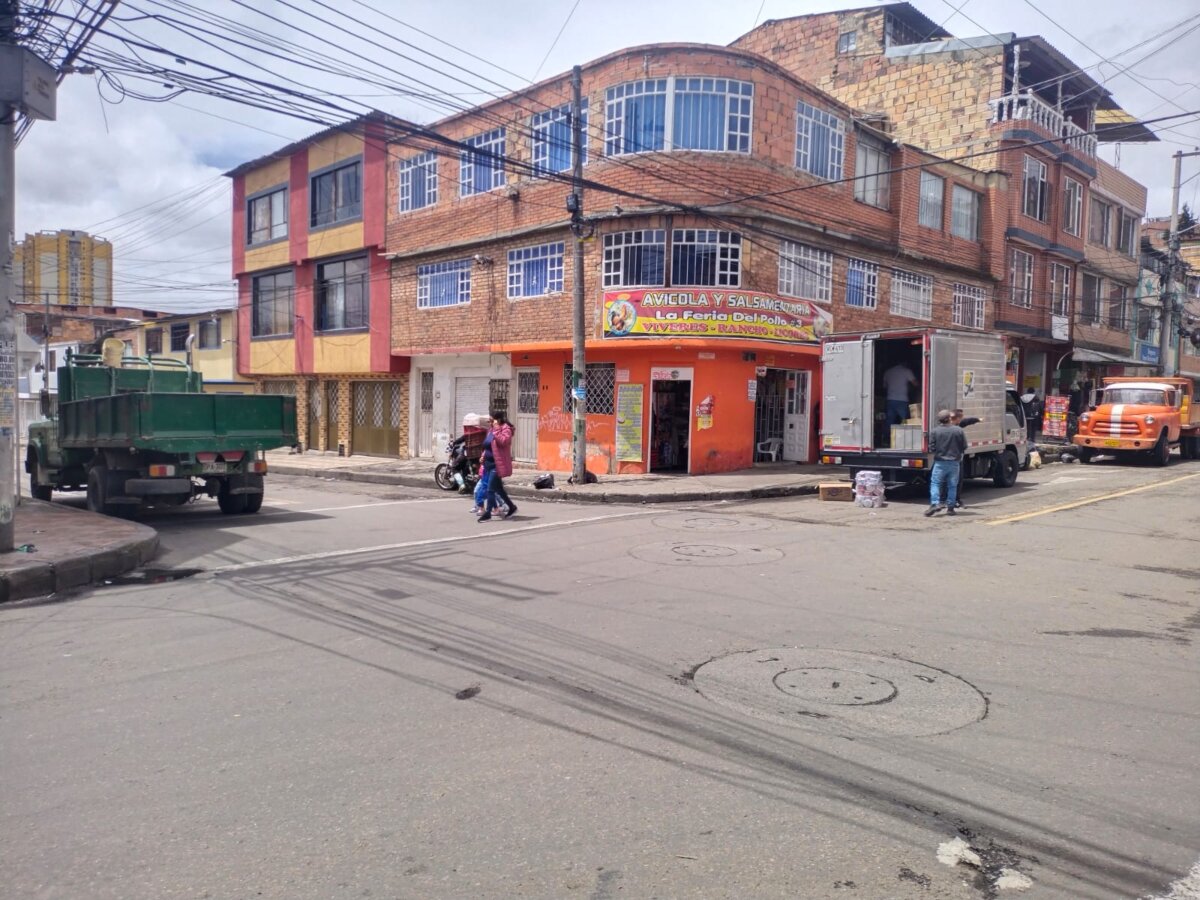 En Ciudad Bolívar: asesinan a carnicero por robarlo La inseguridad que se vive en varios sectores de la capital por cuenta de la delincuencia cobró en las últimas horas la vida de un hombre de 42 años, quien fue apuñalado en medio de un intento de hurto que se presentó en el barrio Ismael Perdomo, de la localidad de Ciudad Bolívar.