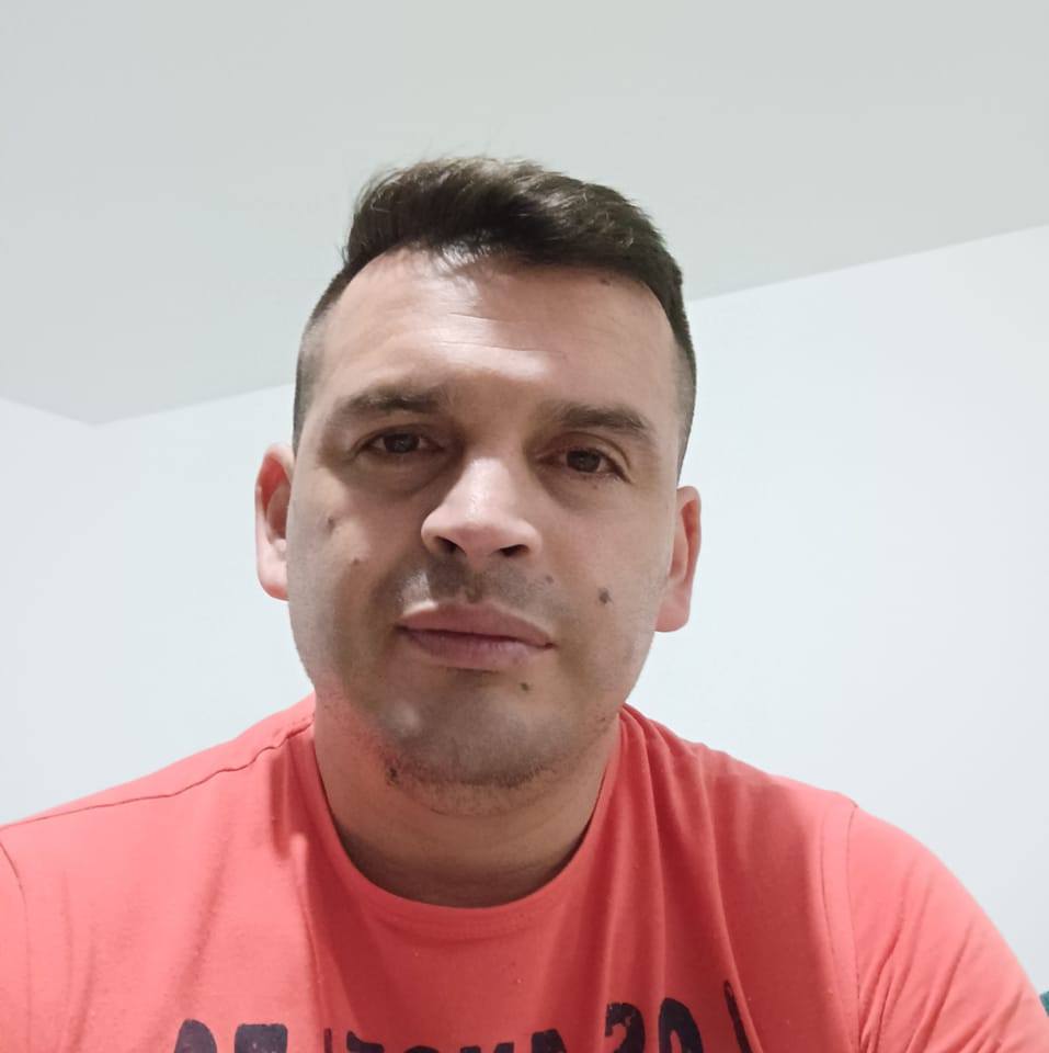 En Ciudad Bolívar: asesinan a carnicero por robarlo La inseguridad que se vive en varios sectores de la capital por cuenta de la delincuencia cobró en las últimas horas la vida de un hombre de 42 años, quien fue apuñalado en medio de un intento de hurto que se presentó en el barrio Ismael Perdomo, de la localidad de Ciudad Bolívar.