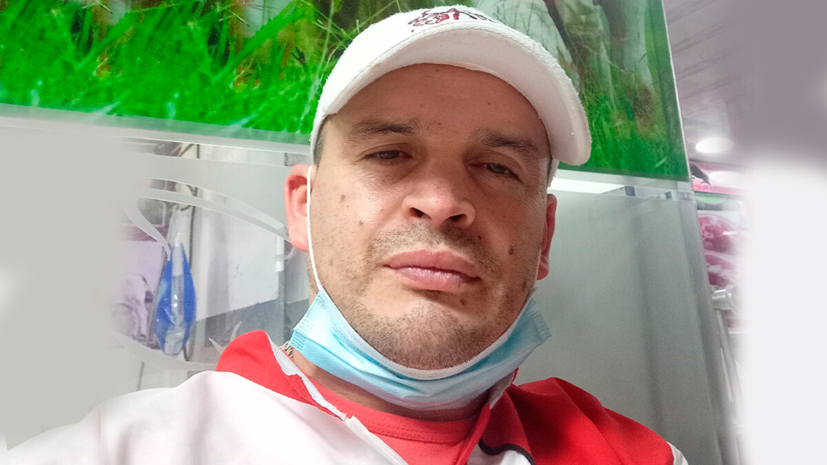En Ciudad Bolívar: asesinan a carnicero por robarlo 7 En Ciudad Bolívar: asesinan a carnicero por robarlo La inseguridad que se vive en varios sectores de la capital por cuenta de la delincuencia cobró en las últimas horas la vida de un hombre de 42 años, quien fue apuñalado en medio de un intento de hurto que se presentó en el barrio Ismael Perdomo, de la localidad de Ciudad Bolívar.