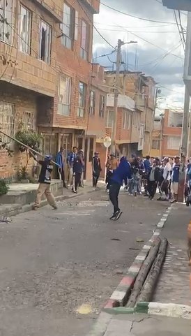 Robos y destrozos dejaron hinchas de Millos en Usme “Yo no sé a esos muchachos qué es lo que les pasa por la cabeza, pero la verdad eso que hicieron ayer no tiene sentido; facilito en medio de esa locura en la que andaban hubieran podido matar a alguien, y como eran más de 100, pues se sienten muy valientes. Mire, yo no tengo nada que ver con ese mundo de las tales barras bravas, ni yo ni nadie de los que vivimos acá y resultamos siendo atacados por esa tromba de muchachos, como si fuéramos enemigos a muerte”,  nos contó en la mañana de ayer una vecina del barrio San Andrés de los Altos (Usme), donde la tarde del domingo cientos de hinchas de Millonarios se agolparon a la salida de una casa en donde se escondía un sujeto que, según ellos, les había robado una gorra en medio del desfile de celebración que organizaron, a propósito del cumpleaños número 77 del equipo capitalino. 