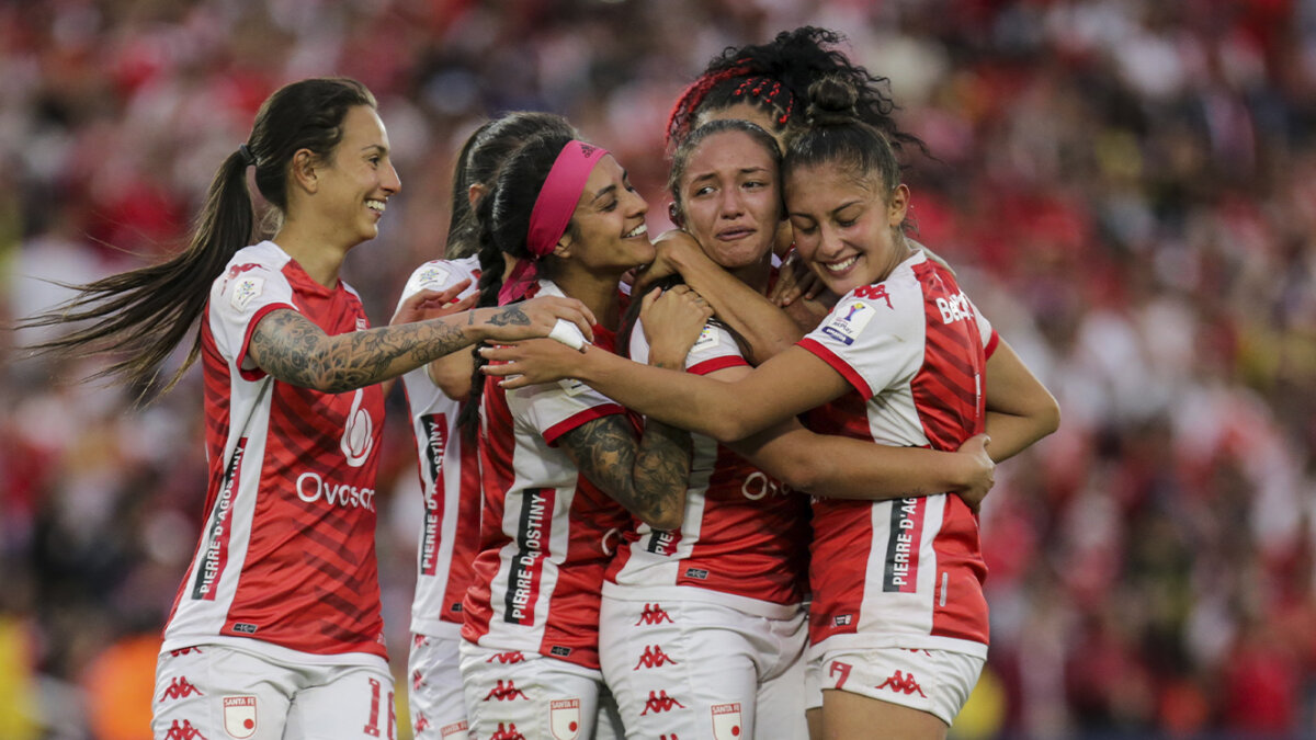 Santa Fe se quedó con la victoria en el primer juego de la final de la Liga Femenina Con goles de Karla Viancha y María Camila Reyes, Santa Fe se quedó con el triunfo 2 a 0 en el juego de ida ante América de Cali, por la final de la Liga Femenina, disputada en el estadio El Campín.