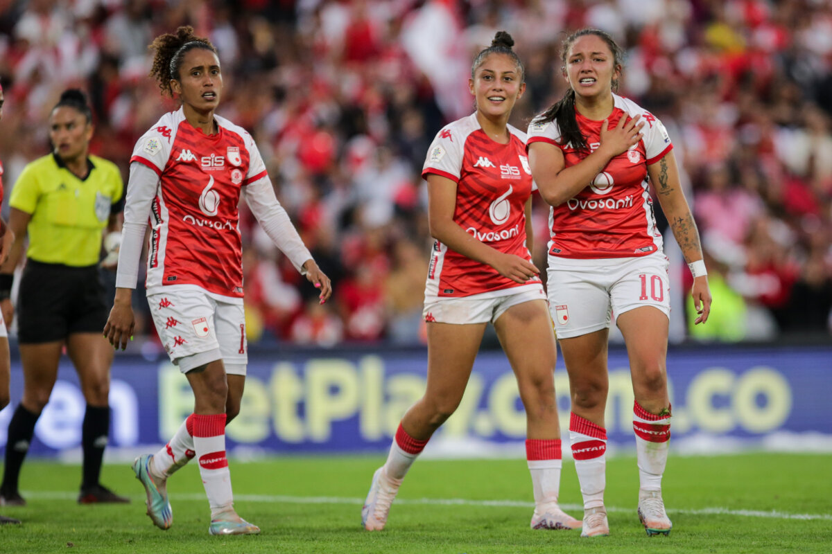 Santa Fe se quedó con la victoria en el primer juego de la final de la Liga Femenina 2 Santa Fe se quedó con la victoria en el primer juego de la final de la Liga Femenina Con goles de Karla Viancha y María Camila Reyes, Santa Fe se quedó con el triunfo 2 a 0 en el juego de ida ante América de Cali, por la final de la Liga Femenina, disputada en el estadio El Campín.