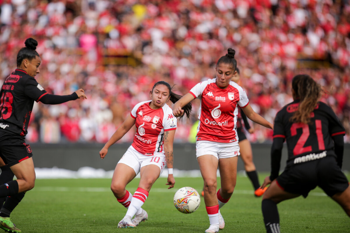 Santa Fe se quedó con la victoria en el primer juego de la final de la Liga Femenina 1 Santa Fe se quedó con la victoria en el primer juego de la final de la Liga Femenina Con goles de Karla Viancha y María Camila Reyes, Santa Fe se quedó con el triunfo 2 a 0 en el juego de ida ante América de Cali, por la final de la Liga Femenina, disputada en el estadio El Campín.