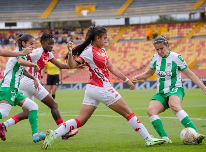 Karla Viancha, la goleadora de Santa Fe que va por el título de la Liga Femenina 1 Karla Viancha, la goleadora de Santa Fe que va por el título de la Liga Femenina La joven bogotana Karla Viancha, y quien juega en Santa Fe, conversó con Q'HUBO sobre sus sueños y cómo se viene preparando para afrontar la final de la Liga Femenina de fútbol colombiano ante el América de Cali.