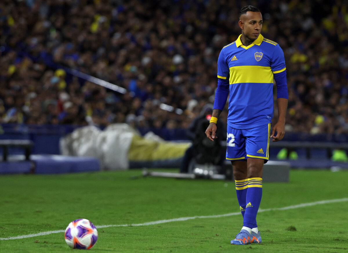 Sebastián Villa vuelve a Colombia tras condena por violencia de género 1 Sebastián Villa vuelve a Colombia tras condena por violencia de género El futbolista colombiano, Sebastián Villa, delantero del Club Atlético Boca Juniors (Arg) condenado el viernes 2 de junio, a dos años y medio de prisión por violencia de género, se devuelve a Colombia.