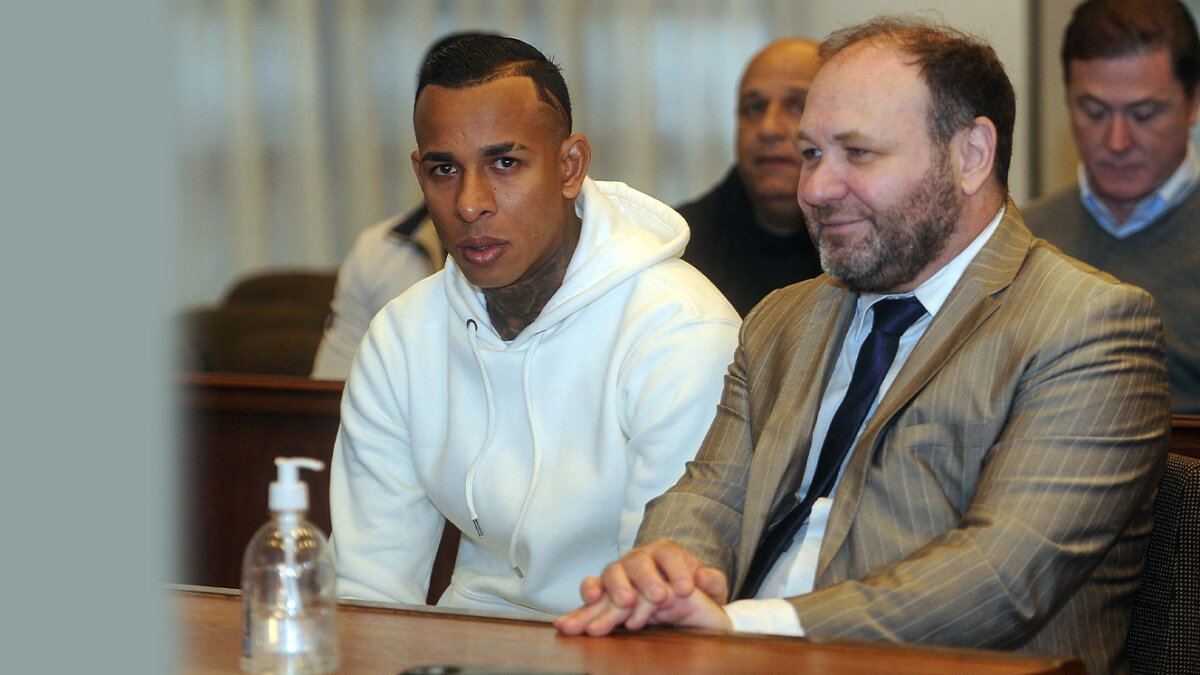Sebastián Villa tendrá que ir de nuevo a juicio por abuso sexual a otra mujer Según informó una fuente del caso, el futbolista colombiano Sebastián Villa, quien ya había sido condenado el viernes pasado en Argentina a dos años y un mes de prisión condicional por violencia de género, será nuevamente juzgado en el país por abuso sexual contra otra mujer, informó este lunes una fuente del caso.