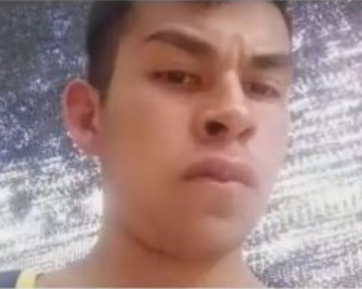 Sigue búsqueda de joven bogotano que fue arrastrado por un río en paseo familiar 1 Sigue búsqueda de joven bogotano que fue arrastrado por un río en paseo familiar Los familiares de Daniel Benavides, un joven bogotano de 18 años, le piden a las autoridades no detener la búsqueda del muchacho, quien fue arrastrado por la corriente de un río mientras disfrutaba de un paseo familiar.