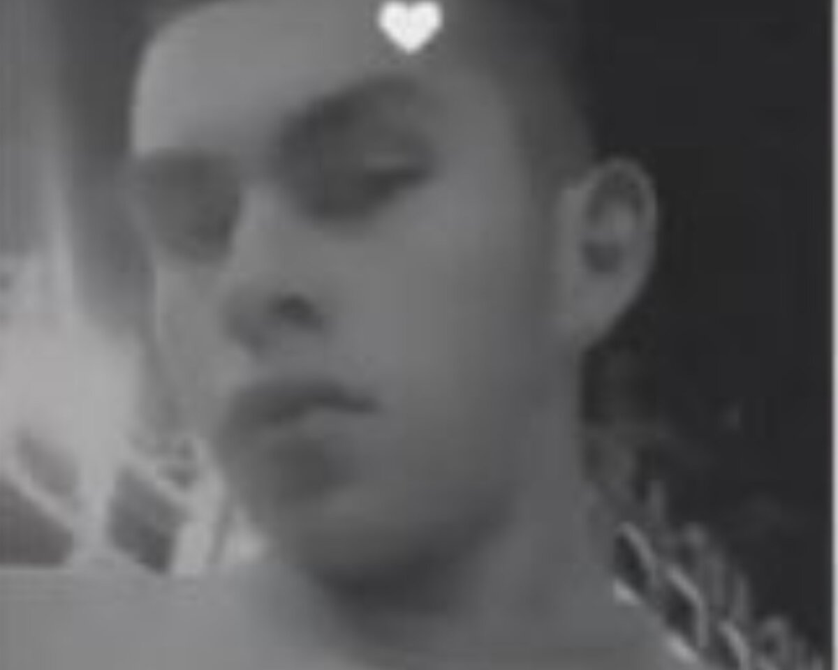 Sigue búsqueda de joven bogotano que fue arrastrado por un río en paseo familiar 2 Sigue búsqueda de joven bogotano que fue arrastrado por un río en paseo familiar Los familiares de Daniel Benavides, un joven bogotano de 18 años, le piden a las autoridades no detener la búsqueda del muchacho, quien fue arrastrado por la corriente de un río mientras disfrutaba de un paseo familiar.