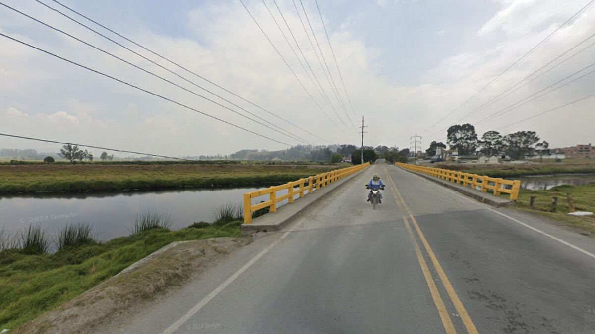 Hallan cadáver por la vía a Indumil en Soacha 1 Hallan cadáver por la vía a Indumil en Soacha Varios transeúntes en Soacha dieron aviso a las autoridades luego de avistar un cadáver a orillas del río Bogotá, por la vía a Indumil.