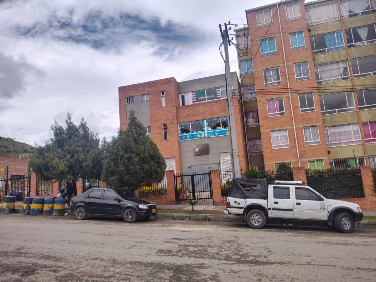 Tiffany, la mujer que fue vilmente asesinada en un conjunto de Soacha 2 Tiffany, la mujer que fue vilmente asesinada en un conjunto de Soacha A plena luz del día de este domingo, una mujer fue vilmente asesinada en un conjunto residencial del municipio de Soacha. El atroz feminicidio quedó registrado en un video.