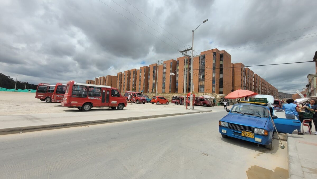 Tiroteo en paradero de Soacha dejó dos heridos A pocas horas del hallazgo del cuerpo encontrado en la vía Indumil en Soacha, en un paradero de buses ubicado en el sector de Pardo Vega, en el municipio vecino, se presentó un confuso hecho a mano armada que dejó a dos jóvenes trabajadores del sector heridos. La mañana de ayer Q'HUBO habló con la familia de uno de los jóvenes heridos, quienes nos dieron pormenores de lo sucedido.