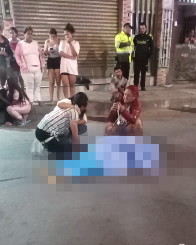 Trágico accidente de tránsito en Suba En las calles del barrio Lisboa, en la localidad de Suba, la noche de este viernes sucedió un mortal accidente de tránsito que tiene consternada a gran parte del vecindario. Una mujer que caminaba por el sector, en compañía de una menor de edad, fue arrollada por un camión.