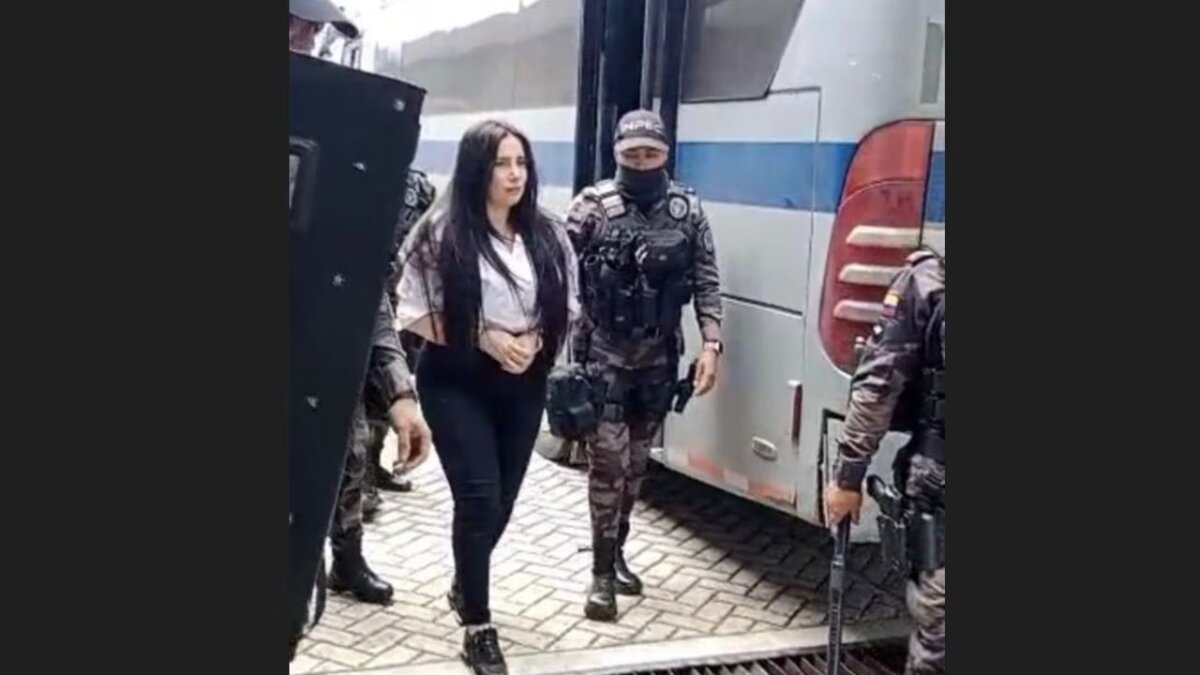 Dos personas aceptaron cargos por ayudar en la fuga de Aida Merlano El pasado 1 de octubre del 2019 la excongresista Aida Merlano protagonizó un escape cinematográfico cuando se encontraba en un consultorio odontológico mientras cumplía una cita médica, el supuesto compromiso de salud fue solo una excusa para poder llevar a cabo un elaborado plan para volarse de la cárcel Buen Pastor en la ciudad de Bogotá.