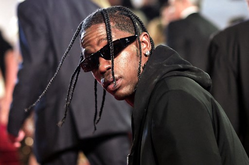 Rapero Travis Scott quedó libre de cargos tras la muerte de 10 personas en concierto El rapero&nbsp;Travis&nbsp;Scott&nbsp;quedó libre de responsabilidad penal por las diez muertes ocurridas durante una aglomeración de gente cuando se presentaba en un festival en 2021, informaron este jueves autoridades en Houston, Texas.