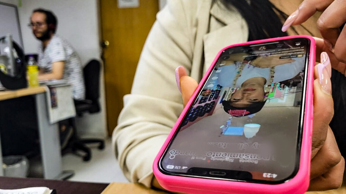 Trucos para que tengas más música y videos en tu celular Para muchos YouTube es la única forma de acceder a audios o contenido multimedia de una forma fácil y rápida. Por eso, estar conectados se nos hace vital, más ahora, cuando nuestros artistas, emisoras de radio y hasta canales de tv favoritos, emiten sus contenidos y lanzamientos a través de la famosa plataforma de Google.