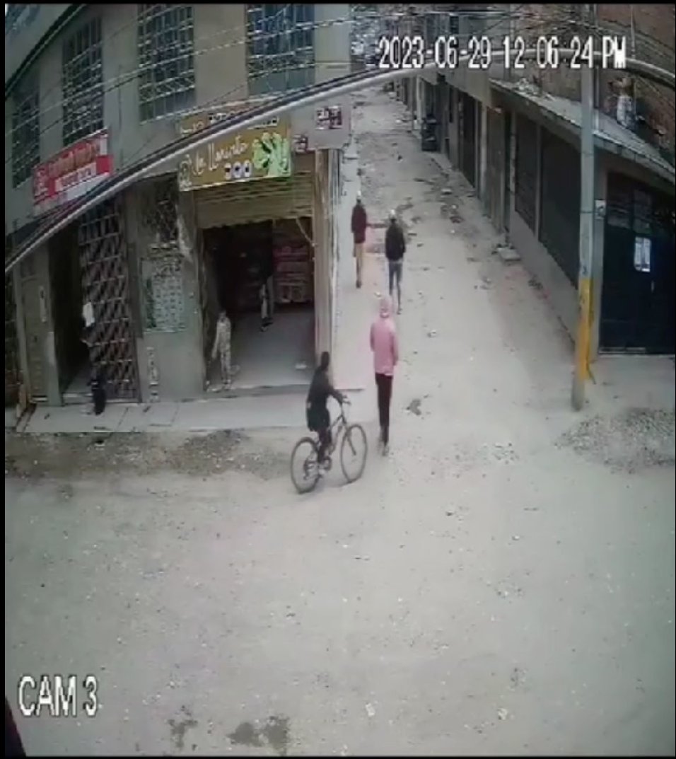 ÚLTIMA HORA: Así asesinaron a policía encubierto en Soacha Al mediodía de este jueves, un policía que se encontraba infiltrado en una banda delincuencial del municipio de Soacha, fue vilmente asesinado. El crimen quedó registrado en un video.