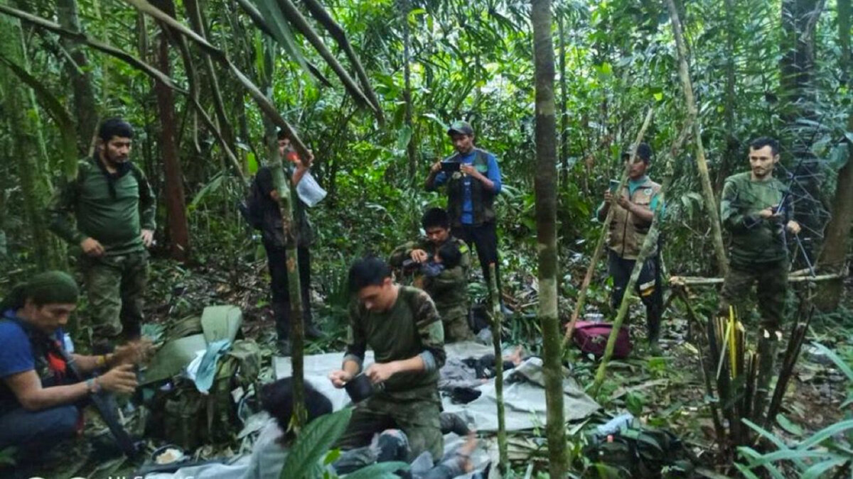 ÚLTIMA HORA: Estas son las imágenes que confirman el rescate de los niños en el Guaviare 1 ÚLTIMA HORA: Estas son las imágenes que confirman el rescate de los niños en el Guaviare Los menores se encuentran vivos y con signos de deshidratación; sin embargo, están en una condición de salud aceptable