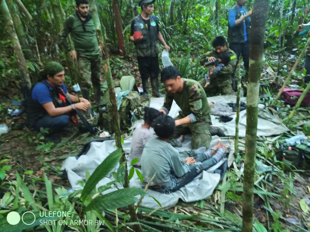 ÚLTIMA HORA: Estas son las imágenes que confirman el rescate de los niños en el Guaviare 2 ÚLTIMA HORA: Estas son las imágenes que confirman el rescate de los niños en el Guaviare Los menores se encuentran vivos y con signos de deshidratación; sin embargo, están en una condición de salud aceptable