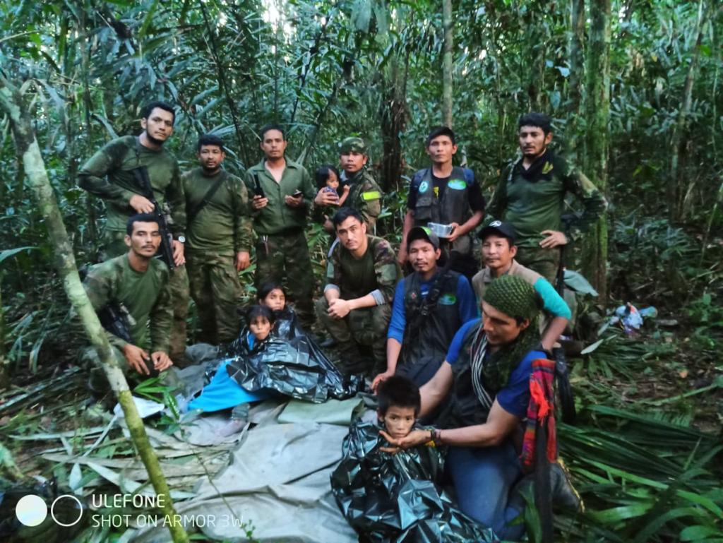 ÚLTIMA HORA: Estas son las imágenes que confirman el rescate de los niños en el Guaviare 3 ÚLTIMA HORA: Estas son las imágenes que confirman el rescate de los niños en el Guaviare Los menores se encuentran vivos y con signos de deshidratación; sin embargo, están en una condición de salud aceptable