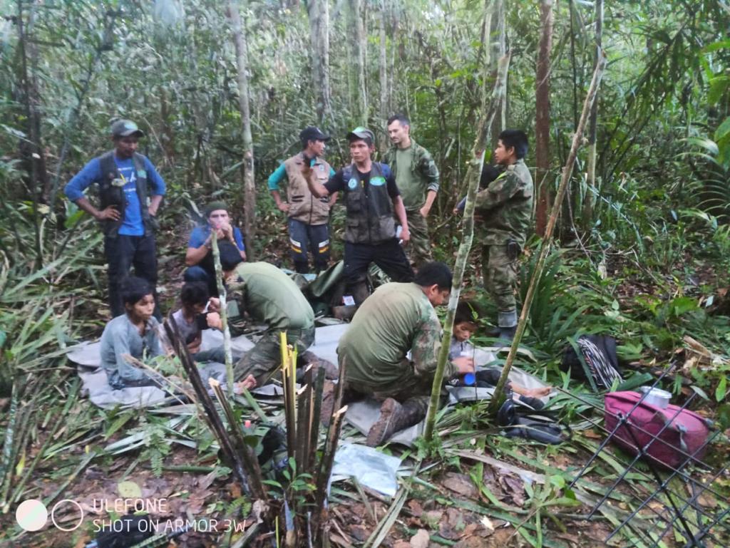 ÚLTIMA HORA: Estas son las imágenes que confirman el rescate de los niños en el Guaviare 4 ÚLTIMA HORA: Estas son las imágenes que confirman el rescate de los niños en el Guaviare Los menores se encuentran vivos y con signos de deshidratación; sin embargo, están en una condición de salud aceptable