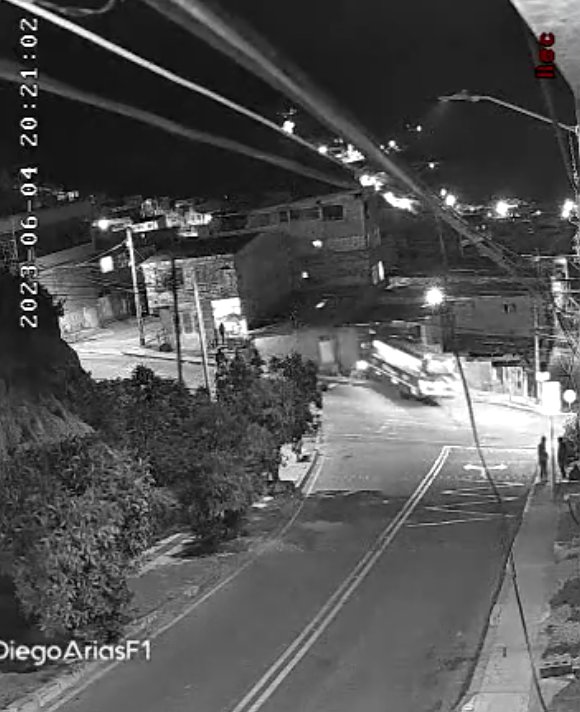 Un bus del Sitp se quedó sin frenos y se estrelló contra una casa en Usme Durante la noche del domingo 4 de junio, se presentó un terrible accidente de tránsito en el que un bus del Sitp terminó estrellándose contra una vivienda ubicada en el barrio Puerta al Llano de la localidad de Usme, fueron tres las personas que resultaron heridas debido al choque.