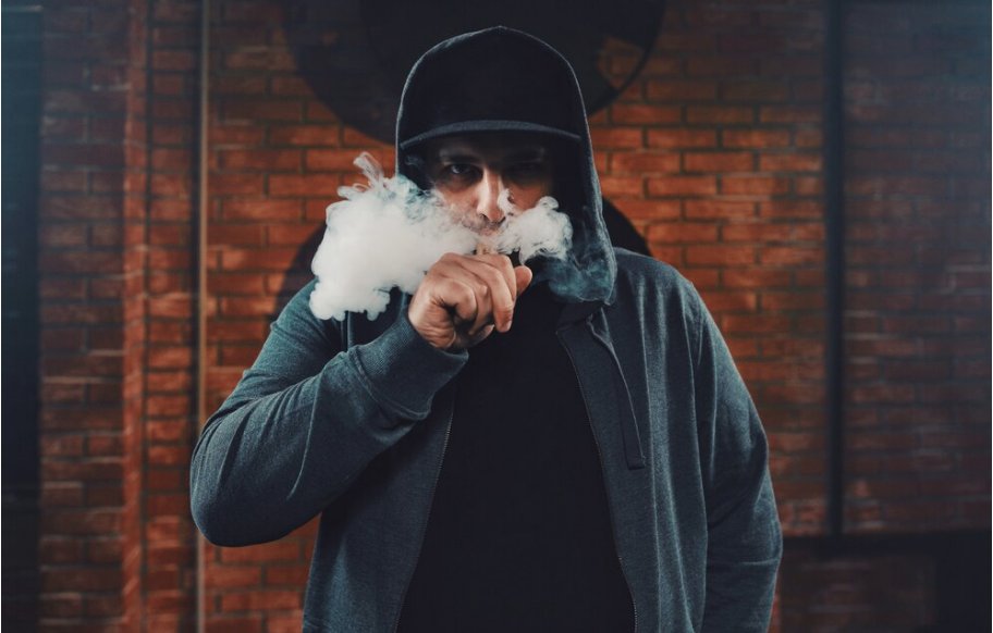 Vapeadores, ‘en la mira’ por riesgos en la salud Viene en aumento la ‘moda’ juvenil del vapeo. Los llamados cigarrillos electrónicos o vapeadores se venden como una opción más ‘sana’ para fumar, pero no son tan ‘saludables’ como se piensa.