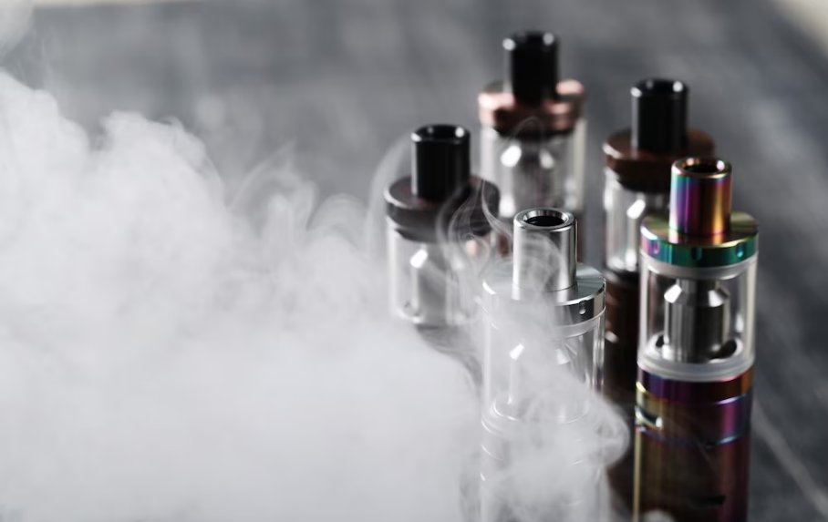 Vapeadores, ‘en la mira’ por riesgos en la salud Viene en aumento la ‘moda’ juvenil del vapeo. Los llamados cigarrillos electrónicos o vapeadores se venden como una opción más ‘sana’ para fumar, pero no son tan ‘saludables’ como se piensa.