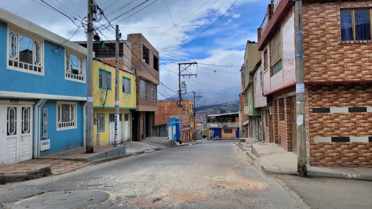 Vil ataque con arma blanca en La Joya 1 Vil ataque con arma blanca en La Joya Un hombre de 36 años fue vilmente atacado con arma blanca en una calle del barrio La Joya, en la localidad de Ciudad Bolívar.