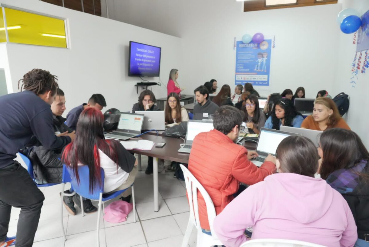 Jóvenes darán soluciones a problemáticas de Bogotá por medio de hackatón Les contamos cómo podrá participar de la 'Hackatón TIC Local', que busca dar solución a diferentes problemáticas de Bogotá.