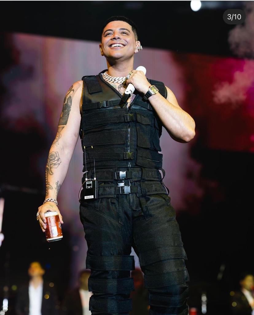 En video: vocalista del Grupo Firme se lanzó al público y nadie lo atrapó 1 En video: vocalista del Grupo Firme se lanzó al público y nadie lo atrapó El vocalista se lanzó, pero los espectadores se hicieron a un lado.
