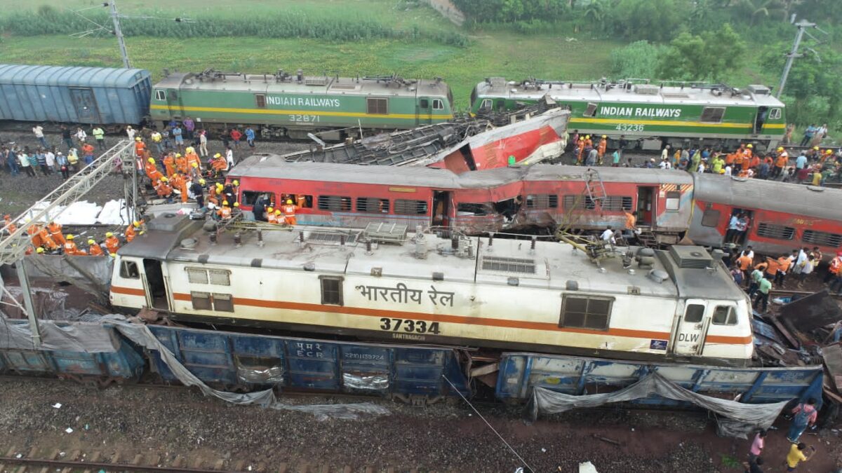 Tragedia en India: más de 200 muertos y 900 heridos deja choque de trenes 1 Tragedia en India: más de 200 muertos y 900 heridos deja choque de trenes Un choque entre trenes en la India deja hasta el momento 233 muerto y alrededor de 900 heridos.